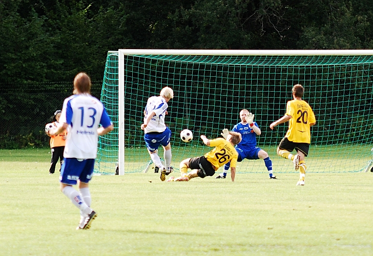 2009_0815_33.JPG - Nära att Sunne avgör matchen på slutet men Glenn Schön räddar bollen