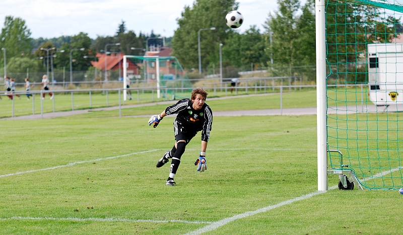 2009_0815_35.JPG - En sista farlig Södrachans men bollen seglar precis förbi målet