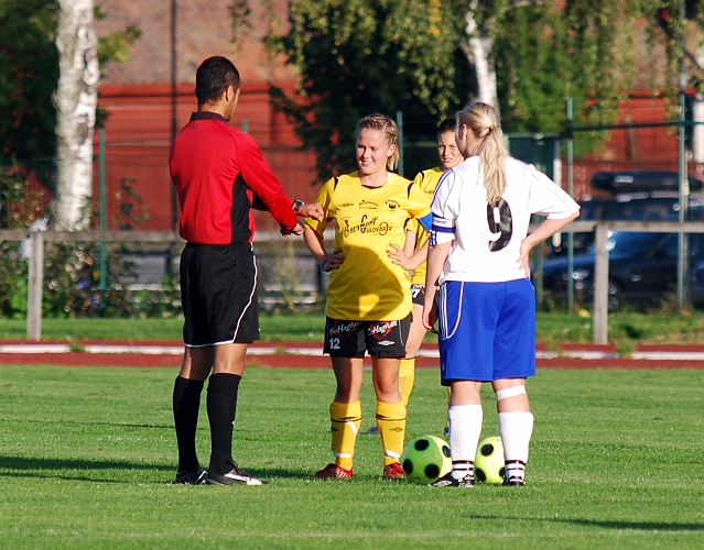 2009_0824_183023AA.JPG - Lagkaptenerna hälsar på varandra och på domaren