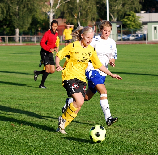 2009_0824_183136AA.JPG - Rebecca Skog rycker sig förbi försvararen
