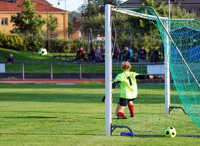 2009_0824_183645AA.JPG - . . . . som IFK-målvakten gör en fotparad på.