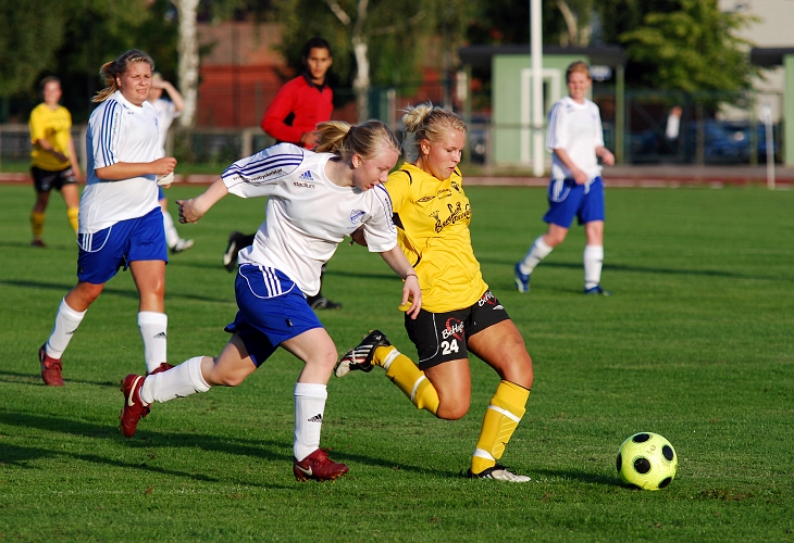 2009_0824_184640AA.JPG - Elin Persson i närkamp med en iFK-försvarare