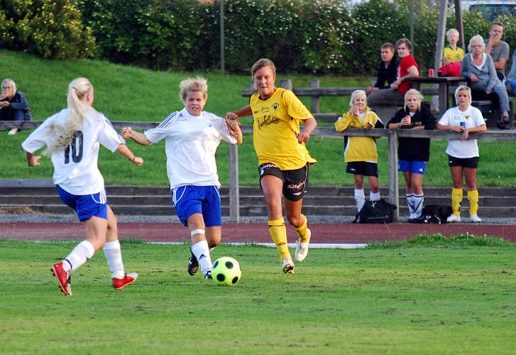 2009_0824_185732AA.JPG - Sofia Larsson bryter in mot mål från kanten