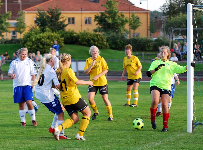 2009_0824_185812AA.JPG - Sanna Lundberg skjuter bollen mot mål . . . .