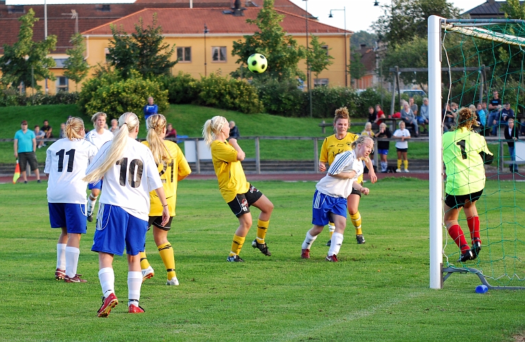 2009_0824_185814AA.JPG - . . . . målvakten gör en fotparad och bollen går ut i en båge från mål . . . .