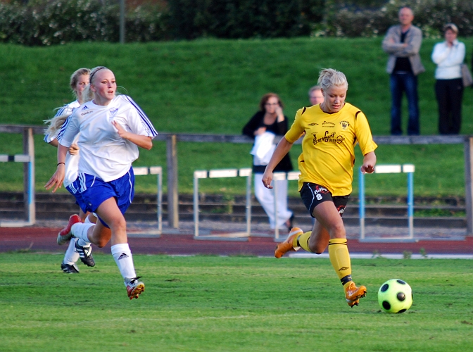 2009_0824_190217AA.JPG - Amanda Segerstedt rycker ifrån sina försvarare