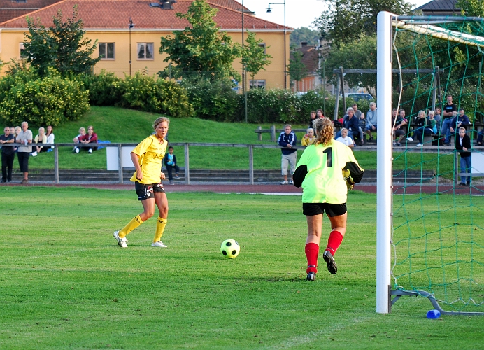 2009_0824_190521AA.JPG - Sofia Larsson utökar Södra's ledning till 3-0 med ett direktskott på en passning