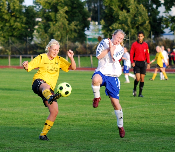 2009_0824_190947AA.JPG - Elin Bergkvist försöker få kontroll på bollen