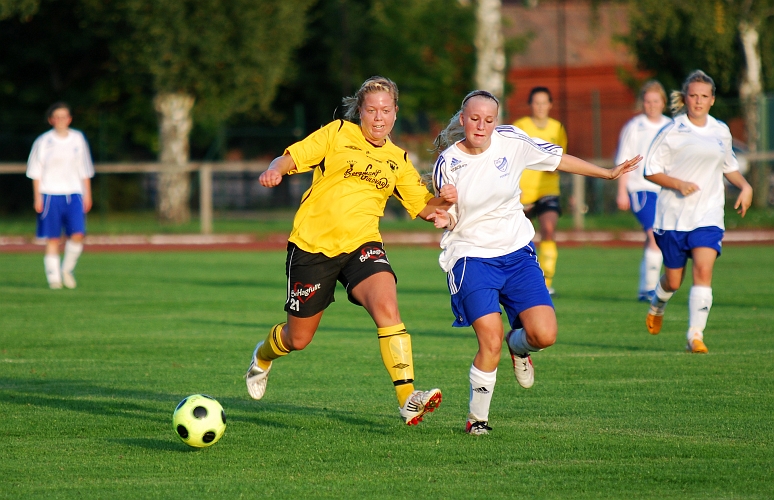 2009_0824_191442AA.JPG - Sanna Lundberg i kamp om bollen med en IFK-försvarare