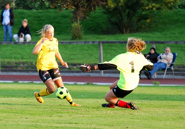 2009_0824_191543AA.JPG - Amanda Segerstedt utmanar målvakten men lyckas inte få bollen i mål