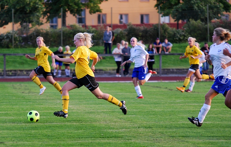 2009_0824_193054AA.JPG - Elin Bergkvist springer ifrån IFK-försvaret
