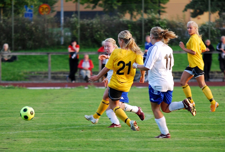 2009_0824_194009AA.JPG - Sanna Lundberg provar med ett skott