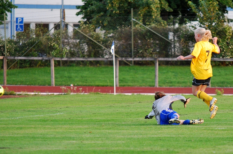 2009_0824_195123AA.JPG - IFK bytte målvakt en bit in i 2:a halvlek, men Rebecca Skog trycker in 7-0 till Södra