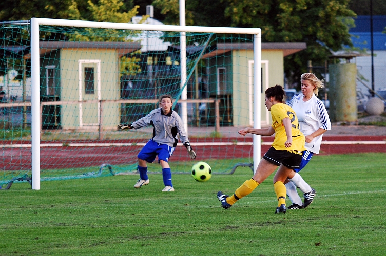 2009_0824_195415AA.JPG - Karolina Björklund går för ett avslut, men inget mål denna gång