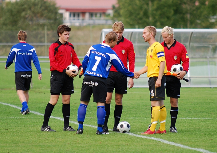 2009_0829_01.JPG - Lagkaptenerna hälsar på varandra och på domarna