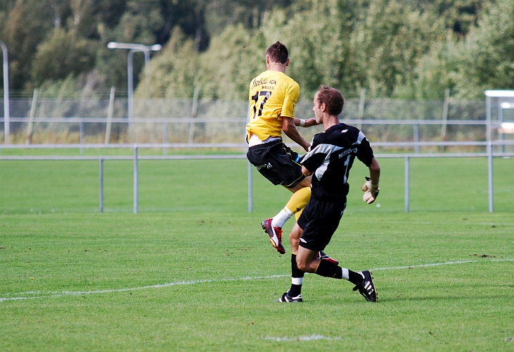 2009_0829_02.JPG - Miralem Malic hinner inte riktigt fram innan målvakten sparkar undan bollen