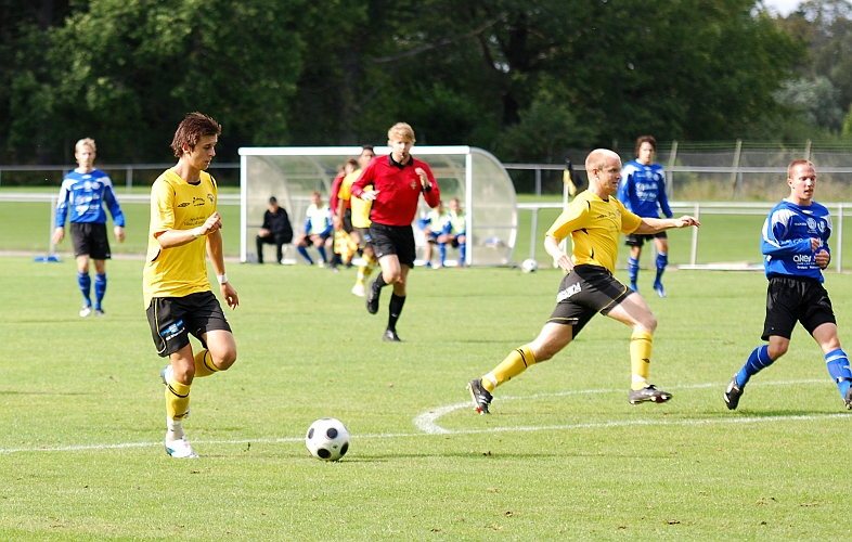 2009_0829_03.JPG - Rio Babovic får ett bra läge, men blev avblåst för offside