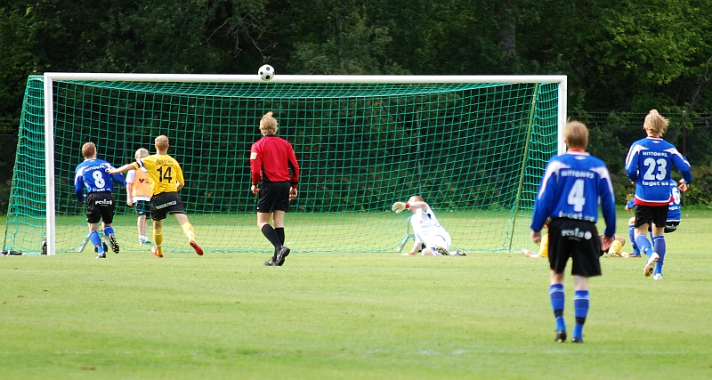2009_0829_04.JPG - Sköllersta gör 1-0 i början av matchen, bollen får en hög bana och seglar ner i bortre hörnet av målet