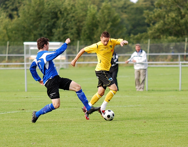 2009_0829_05.JPG - Miralem Malic försöker att rycka förbi Sköllersta backen