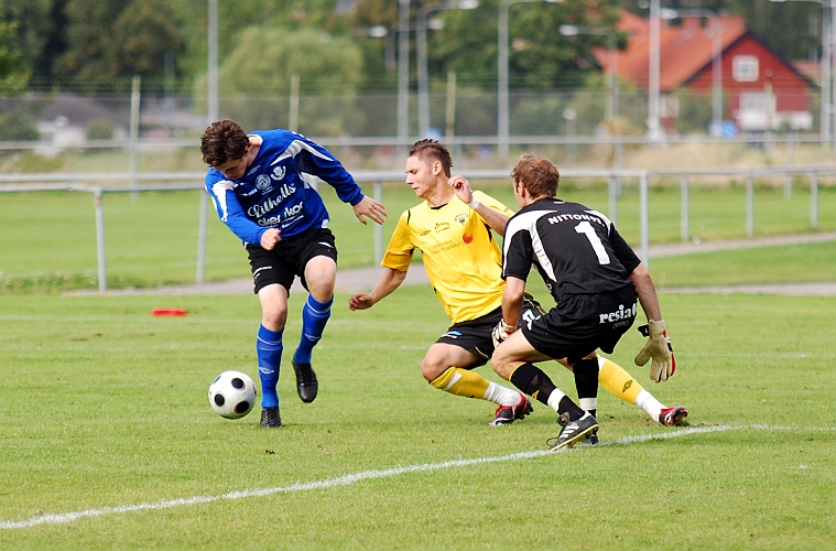 2009_0829_06.JPG - Sköllersta's försvarare och målvakt reder ut farligheten som Miralem Malic skapar