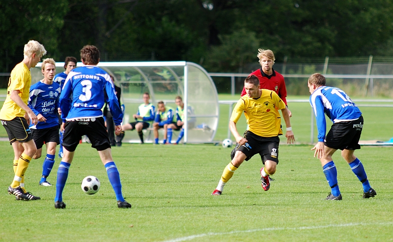 2009_0829_07.JPG - Martin Haglind och Miralem Malic i samarbete med att försöka komma igenom Sköllersta's försvar