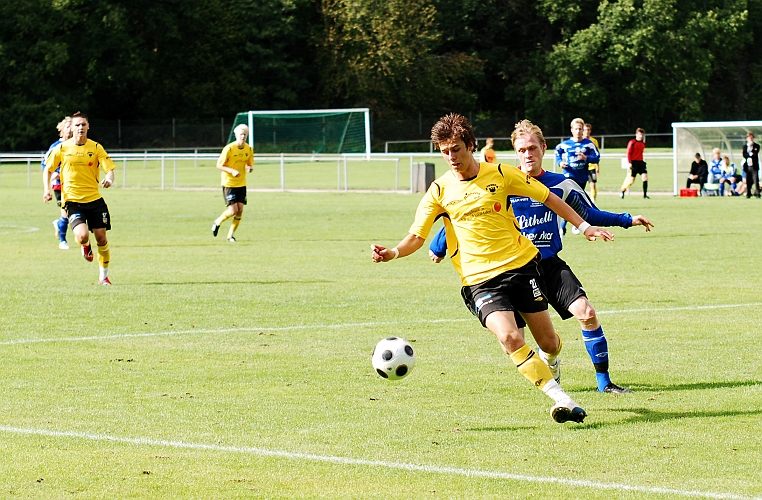 2009_0829_08.JPG - Rio Babovic fångar in en djupledsboll med bevakning i ryggen