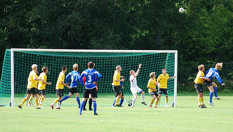 2009_0829_10.JPG - Sköllerstaspelaren nickar bollen över målet efter en hörna