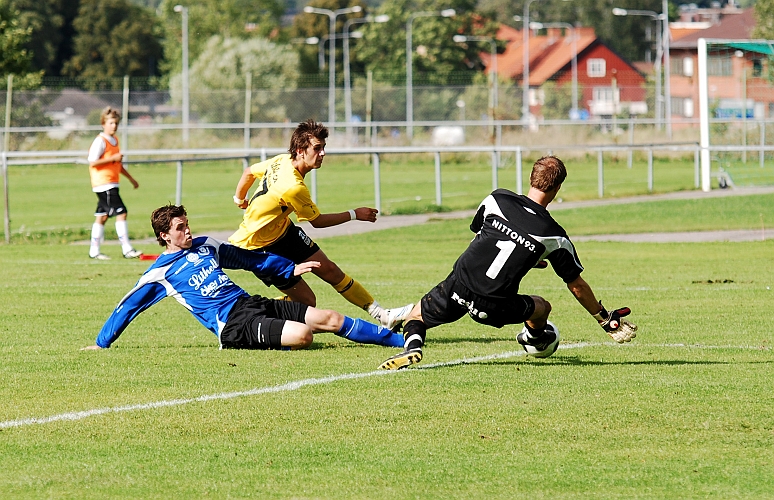 2009_0829_11.JPG - Rio Babovic är framme i ett bra läge men bollen går utanför mål