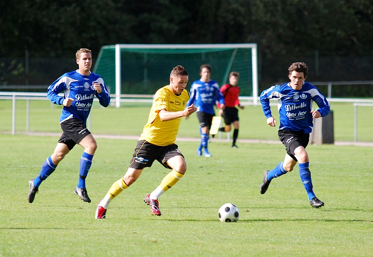 2009_0829_12.JPG - Miralem Malic gör ett nytt försök att komma igenom Sköllersta's backlinje