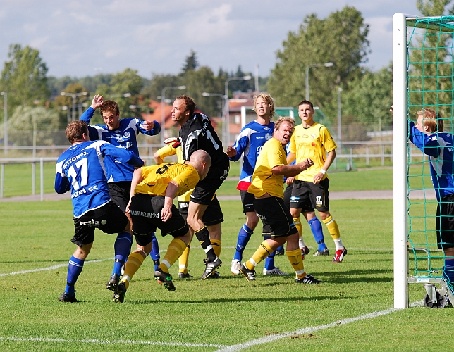 2009_0829_13.JPG - Sköllersta försvaret nickar undan bollen efter en hörna
