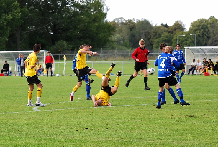 2009_0829_16.JPG - Kristofer Storm blir omkullsprungen och i samma situation skjuter Miralem Malic ett skott mot mål, men bollen går utanför målet