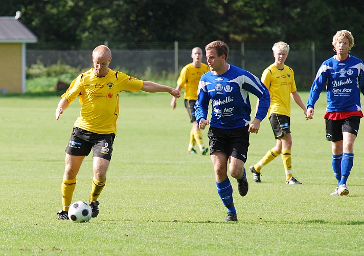 2009_0829_18.JPG - Kristofer Storm går för ett avslut mot mål . . . .