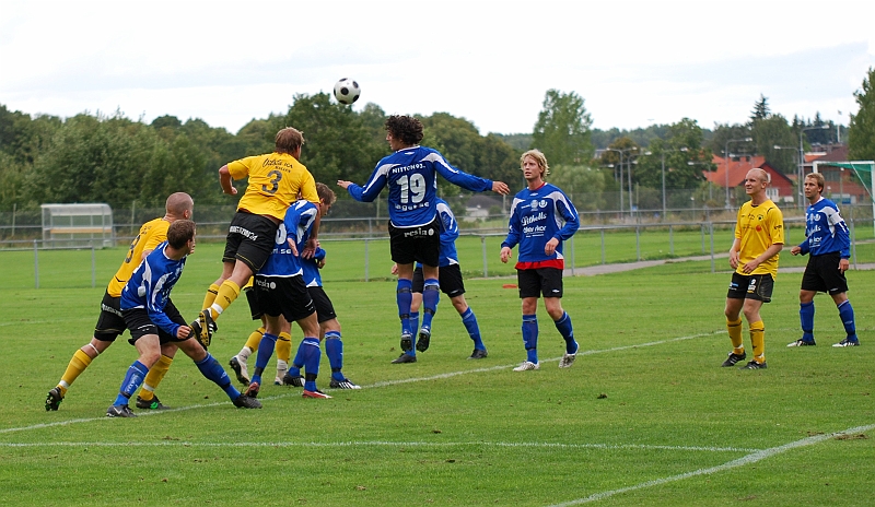 2009_0829_21.JPG - Johan Reinholdsson är högt uppe och försöker nicka bollen mot mål
