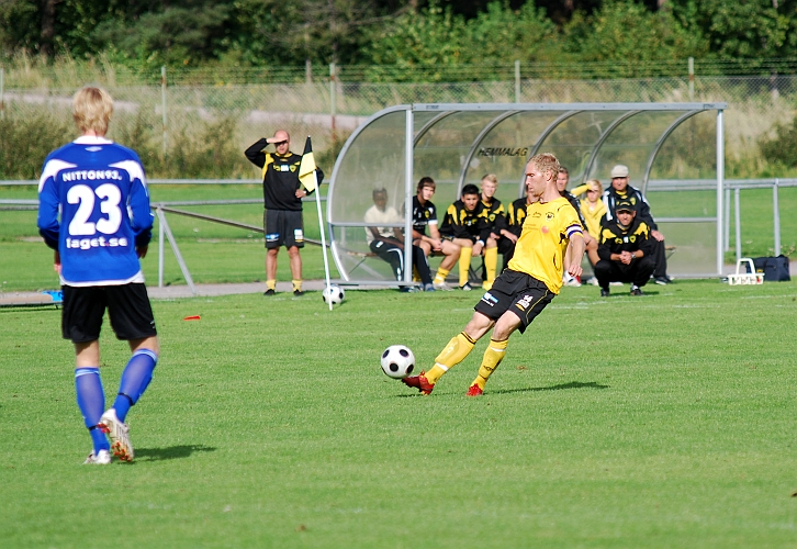 2009_0829_24.JPG - Mikael Wiker slår ett inlägg mot straffområdet