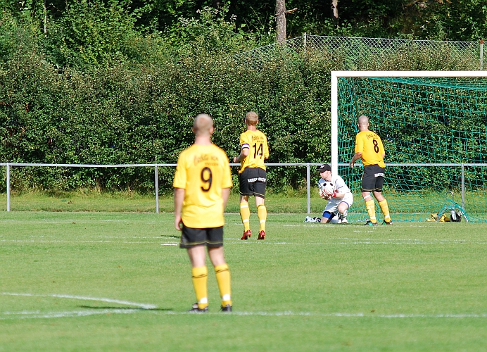 2009_0829_28.JPG - Glenn Schön plockar in bollen i skopan på ett skott från kanten