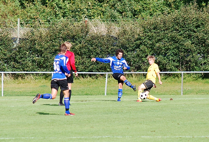 2009_0829_30.JPG - "Dogge" Björkdal bryter ett försök till inspel från kanten