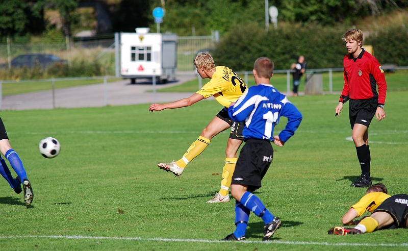 2009_0829_32.JPG - Filip Stjernfeldt kvitterar till 1-1 på ett skott utifrån som går in i målvaktens högra kryss