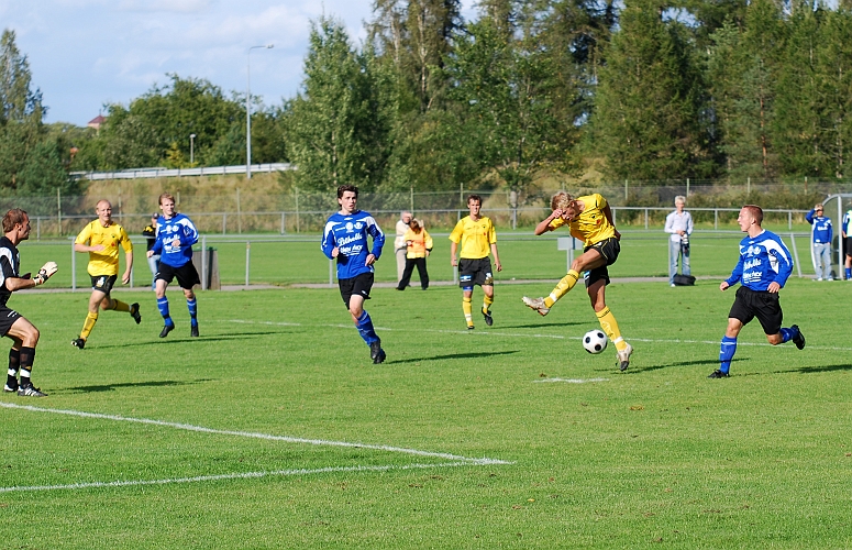 2009_0829_33.JPG - Filip Stjernfeldt får en ypperlig chans att kunna ge Södra ledningen i matchen men tyvärr så missar han bollen med sitt volleyskott