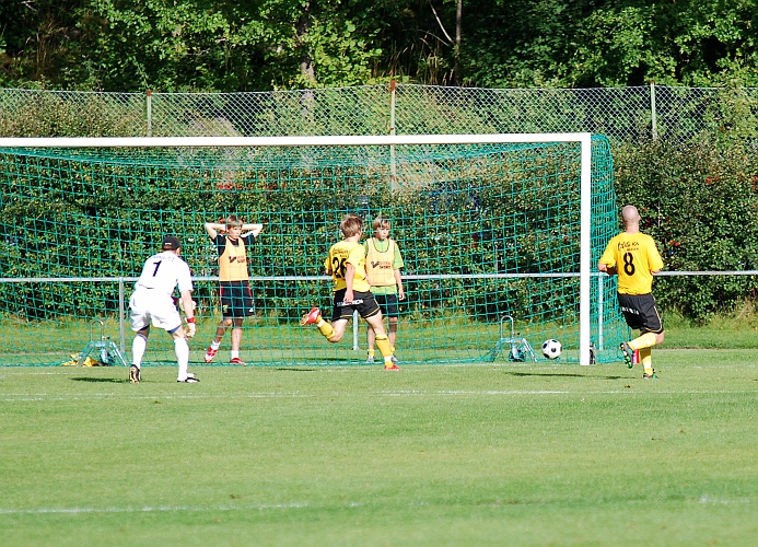 2009_0829_35.JPG - . . . . rulla in bollen i mål, 2-1 till Sköllersta