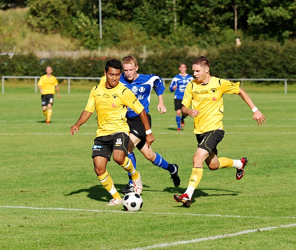 2009_0829_37.JPG - En sista framstöt genom Jonas Hammarlund men Sköllersta vinner matchen med 3-1