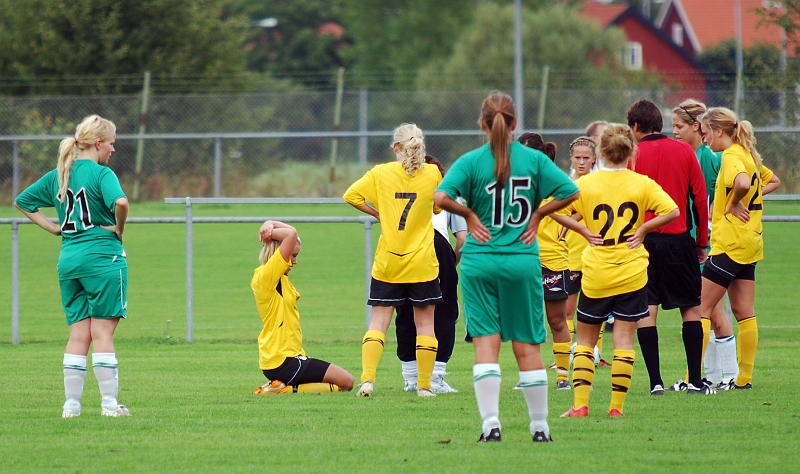 2009_0905_01.JPG - Amanda Segerstedt fick känna på en hård behandling i början av matchen, men kom igen med friskt mod efter en stunds kurerande behandling