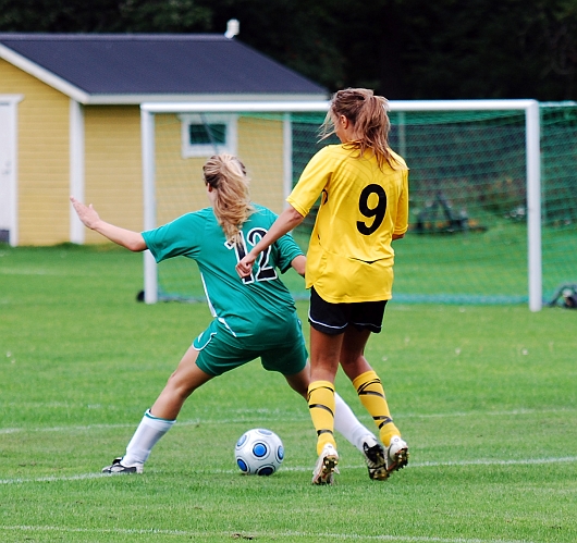 2009_0905_03.JPG - En Tillbergaförsvarare täcker ut bollen framför Sofia larsson