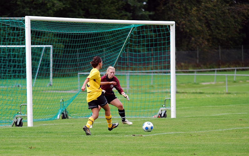 2009_0905_07.JPG - Upprinnelsen till Södra's ledningsmål, Betty Blixt spelar bollen inåt höger . . . .