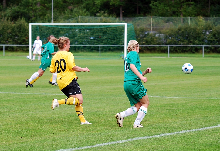 2009_0905_09.JPG - Kajsa Rudengård jagar hemåt i kamp om en djupledsboll av Tillberga