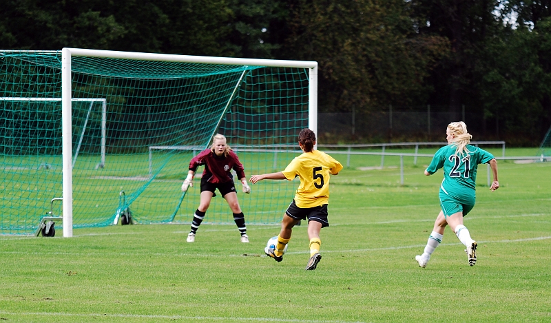 2009_0905_10.JPG - Mål i repris, Betty Blixt spelar bollen inåt höger . . . .