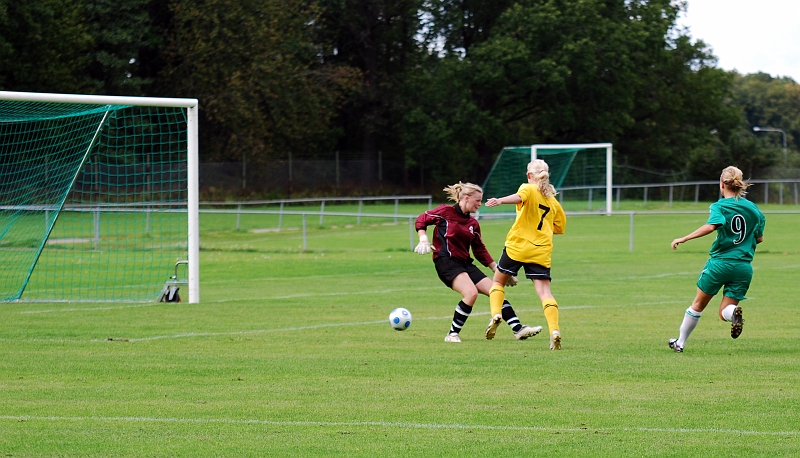 2009_0905_12.JPG - Strax efter var det dags igen 3-0 till Södra genom Rebecca Skog