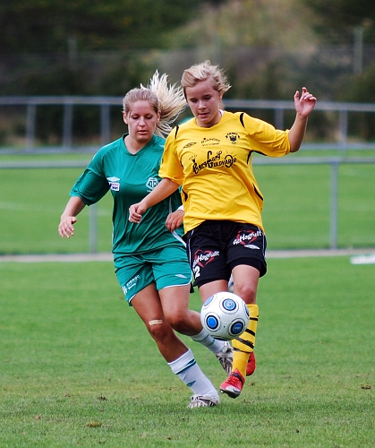 2009_0905_15.JPG - Amanda Hill har full kontroll på bollen i närkampen med Tillbergaspelaren