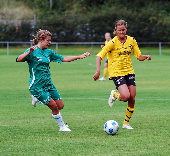 2009_0905_16.JPG - Sofia Larsson utmanar en Tillbergaspelare