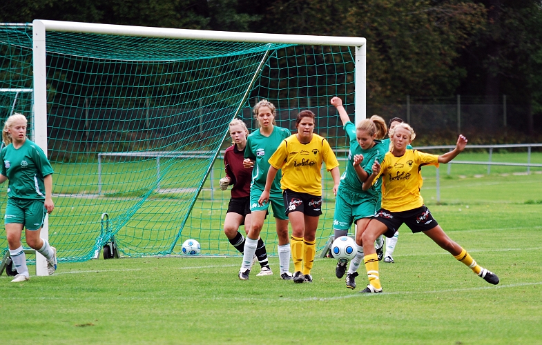 2009_0905_19.JPG - En likadan hörna från Södra men denna gång han en Tillbergaspelare i mellan och slår undan bollen