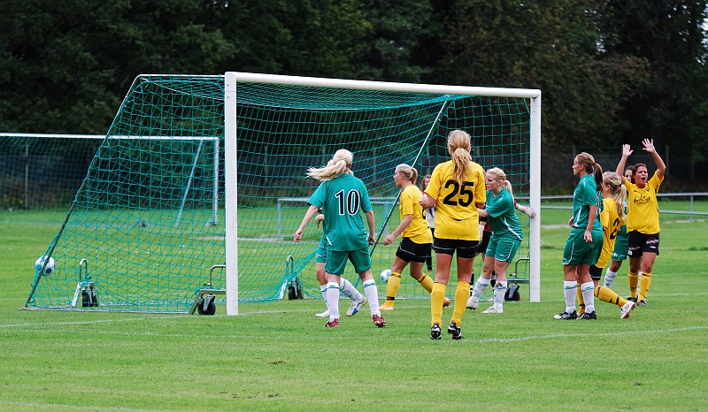 2009_0905_20.JPG - En ny bra slagen hörna, bollen tar på en Tillbergaspelare och in i mål, 5-0 till Södra